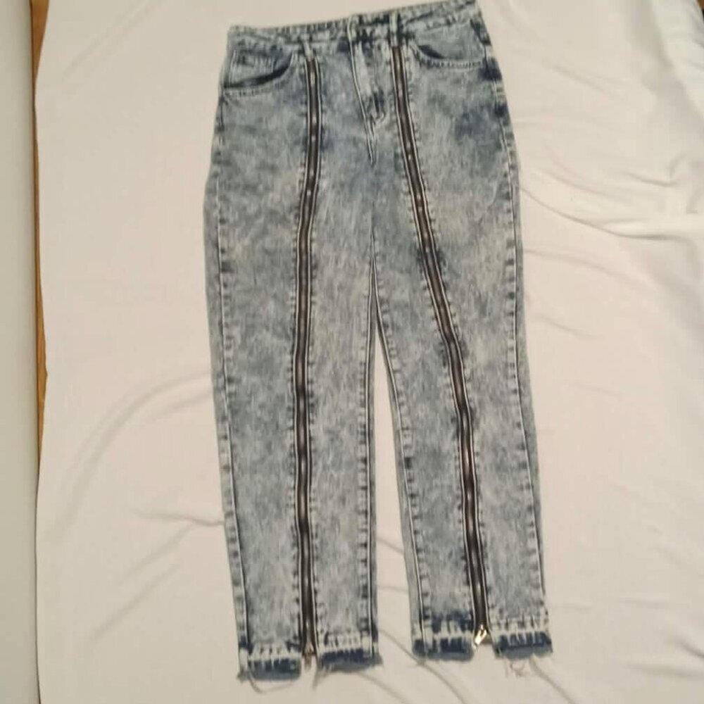 Faded jeans with a loose fit around the thighs 80s style with decorative zippers